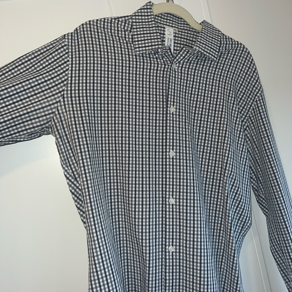 Black and White State & Liberty Athletics dress shirt. Size XL.